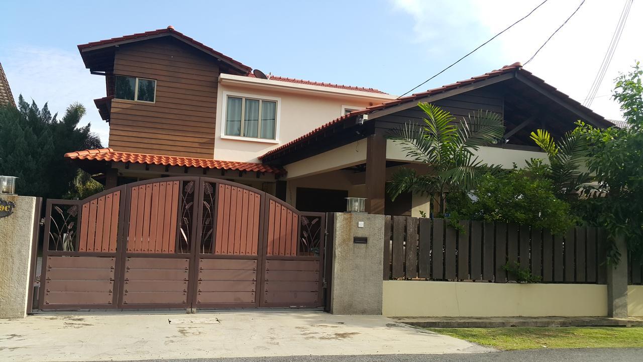 Melaka Beachfront Villa With Pool מראה חיצוני תמונה