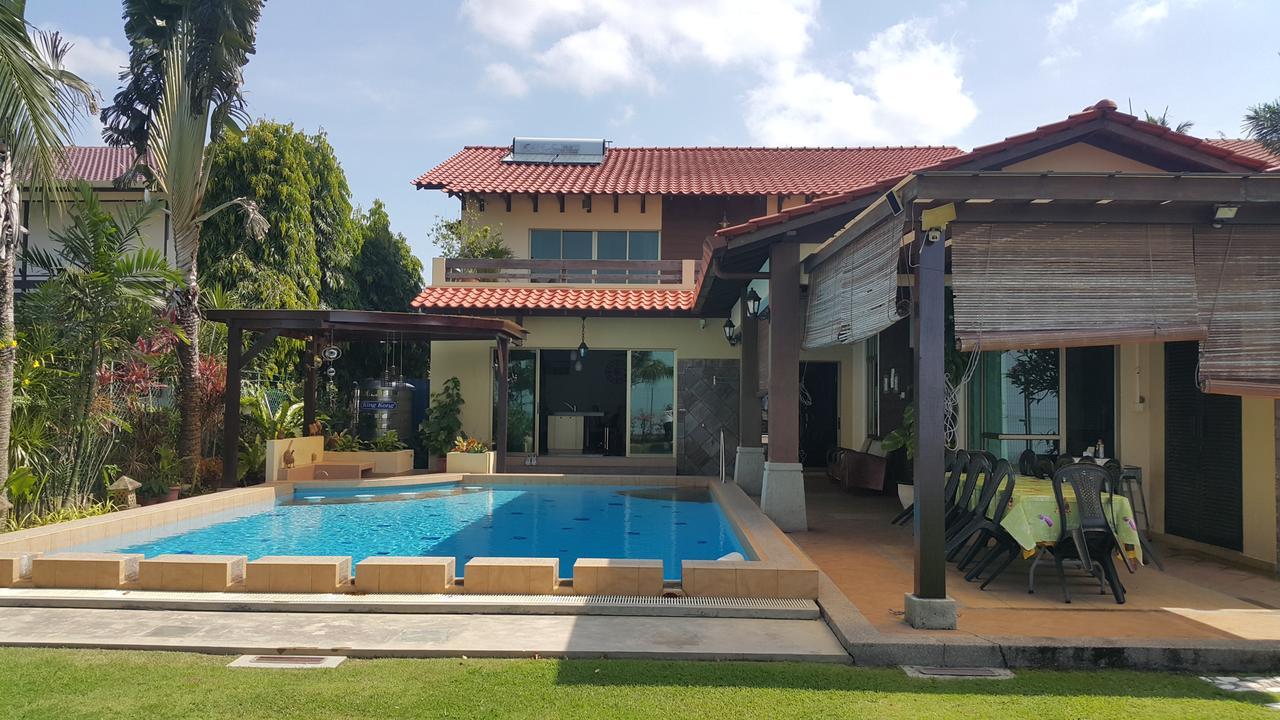 Melaka Beachfront Villa With Pool מראה חיצוני תמונה